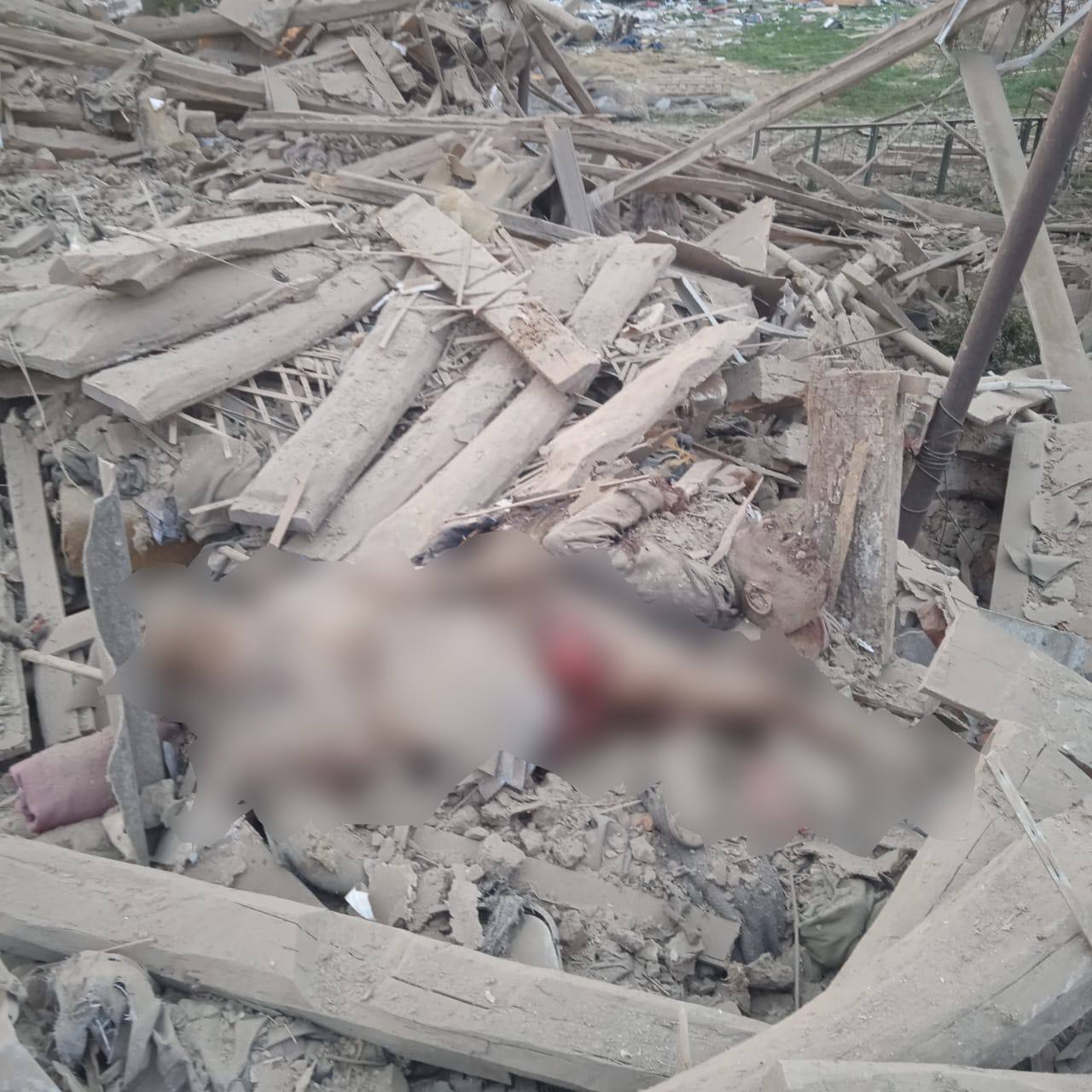 На Харківщині окупанти повністю зруйнували будинок: з-під завалів дістали два тіла