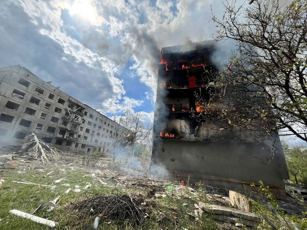 Війська РФ скинули авіабомбу на 5-поверхівку на Донеччині: є жертва і поранені. Фото