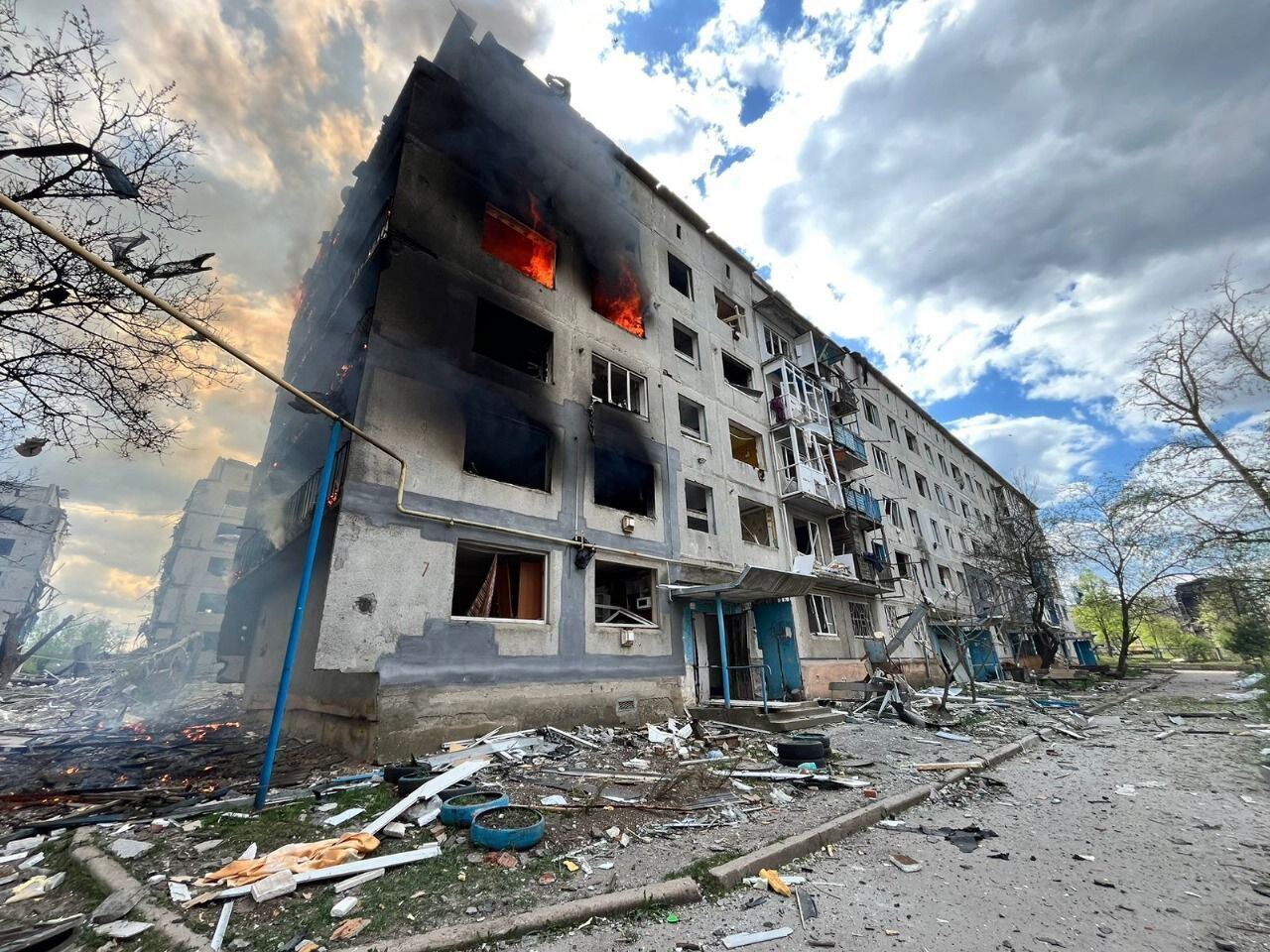 Войска РФ сбросили авиабомбу на 5-этажку в Донецкой области: есть жертва и раненые. Фото