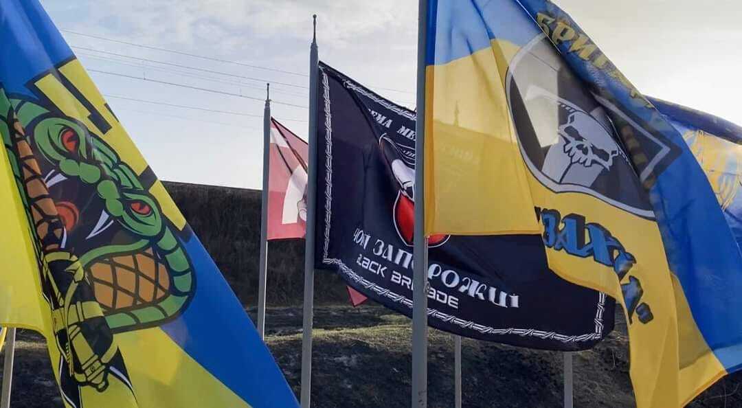 Прапори Сил оборони біля стели Донецька область