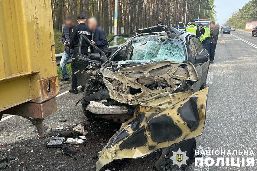 У Києві легковик на швидкості протаранив причеп вантажівки: є загибла. Подробиці і фото
