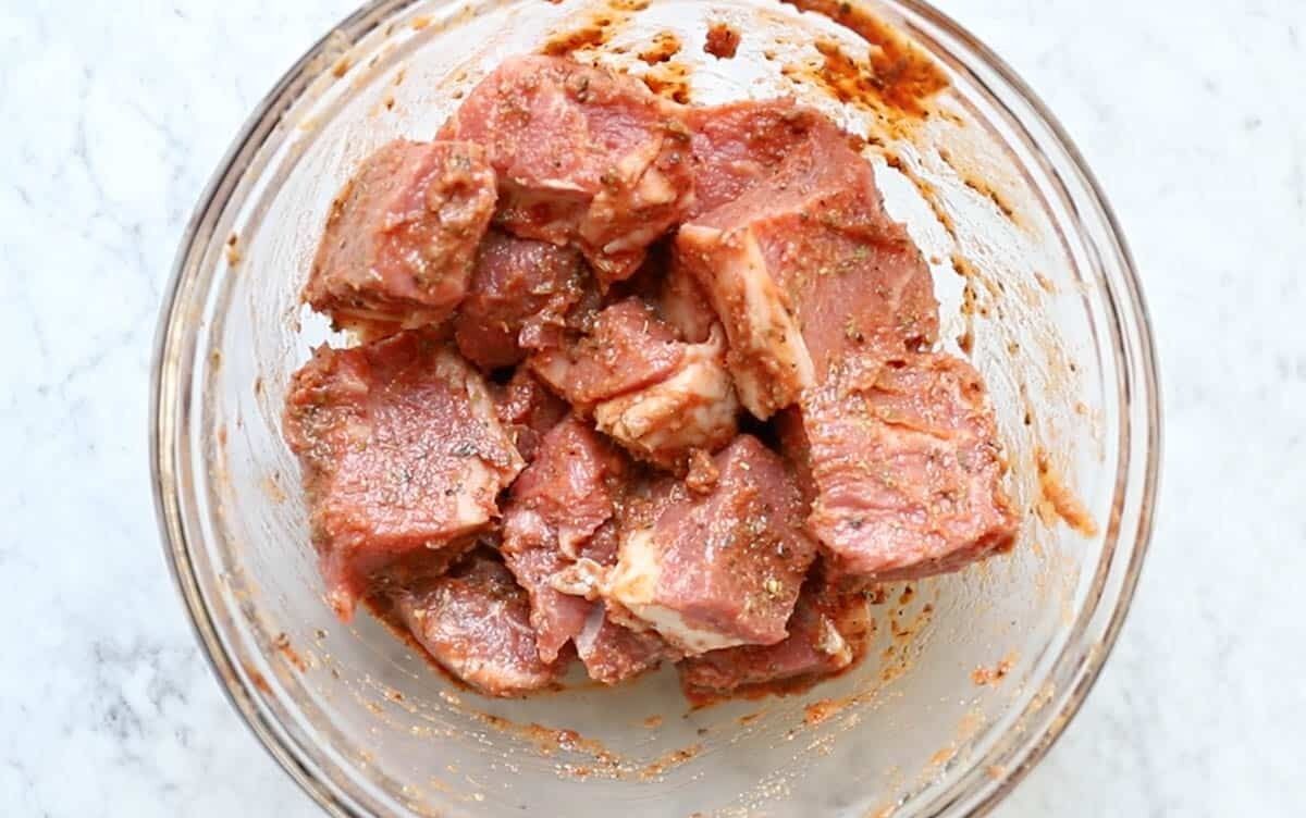В якому посуді категорично не можна маринувати шашлик: ви зіпсуєте м'ясо