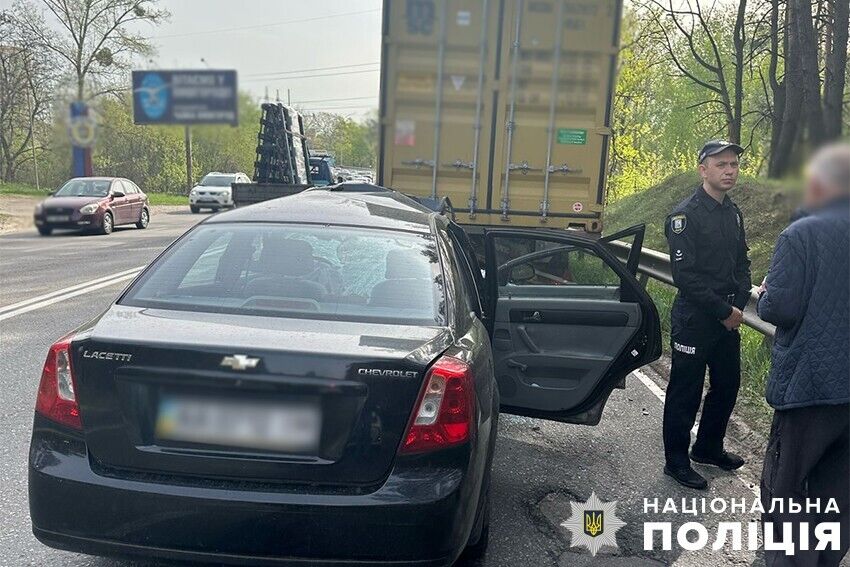 В Киеве легковушка на скорости протаранила прицеп грузовика: есть погибшая. Подробности и фото