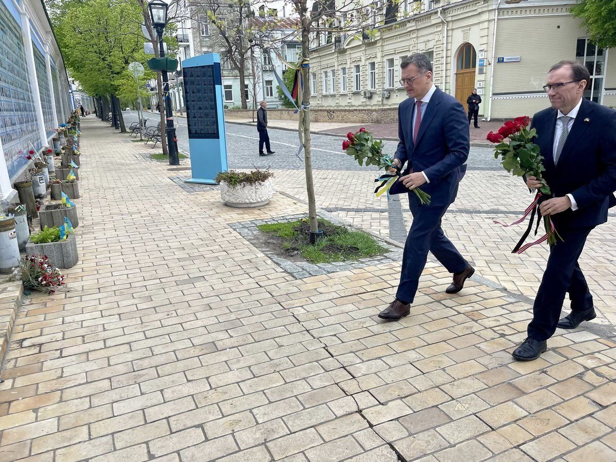 Министры иностранных дел принесли цветы, чтобы почтить память погибших украинских воинов