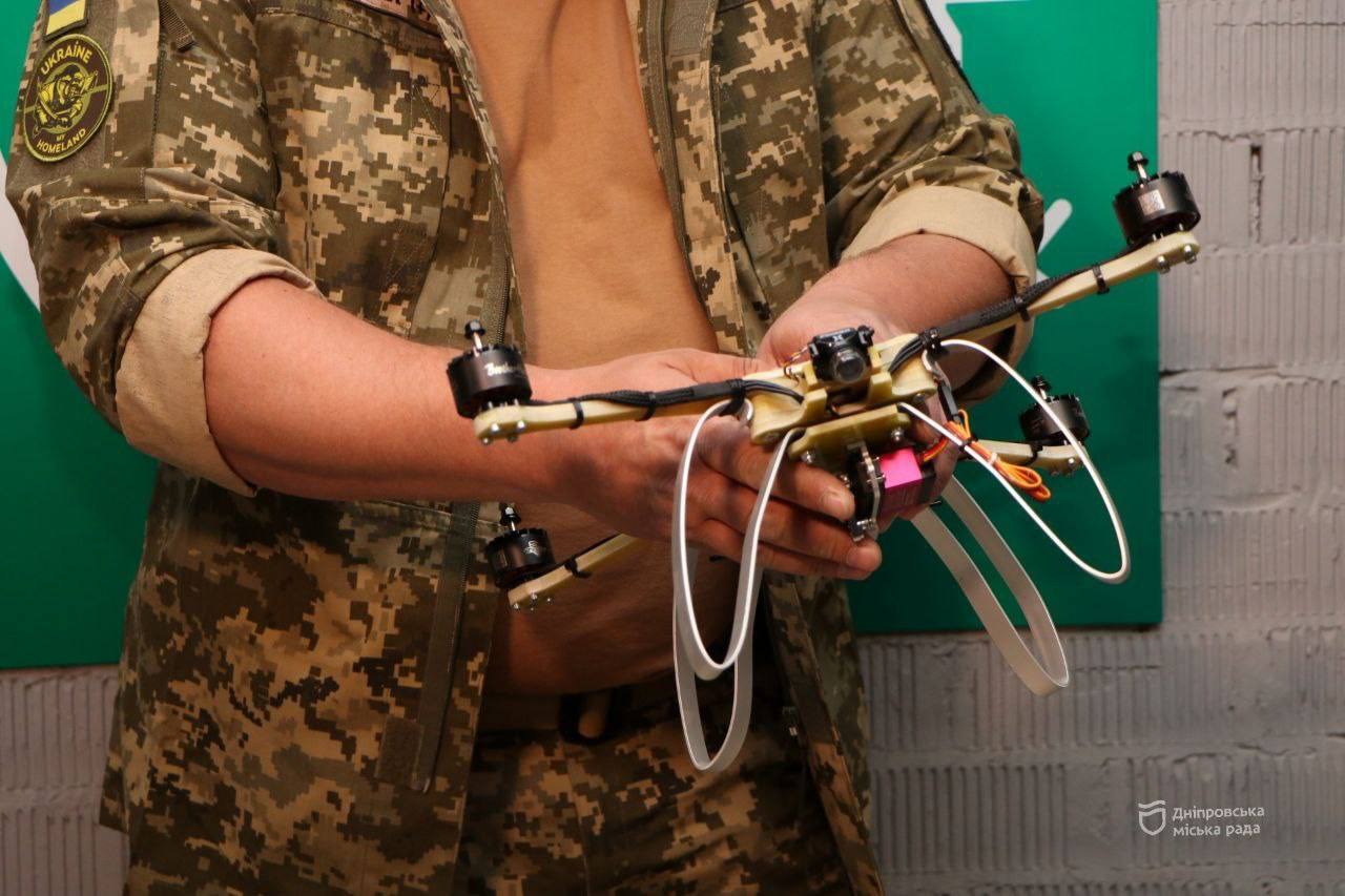 Днепр передал на фронт FPV-дроны, тепловизионные прицелы и средства бесперебойной связи