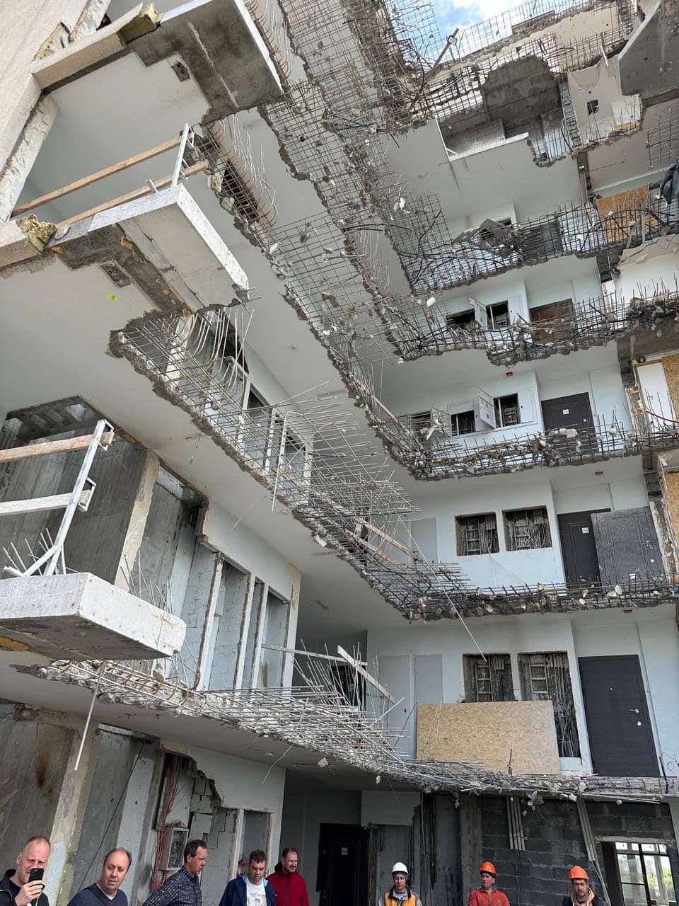 В сети показали, как восстанавливают многоэтажку в Киеве, в которую попала российская ракета в прошлом году. Фото