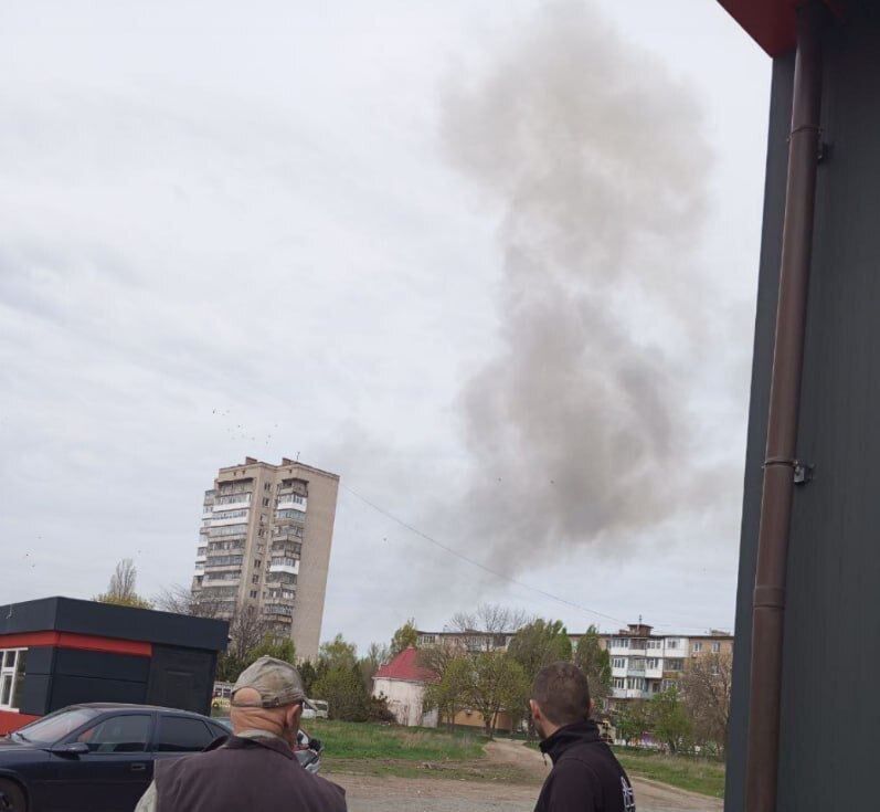 В оккупированном Бердянске прогремели взрывы, виднеется дым. Фото