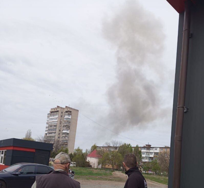 В окупованому Бердянську прогриміли вибухи, видніється дим. Фото