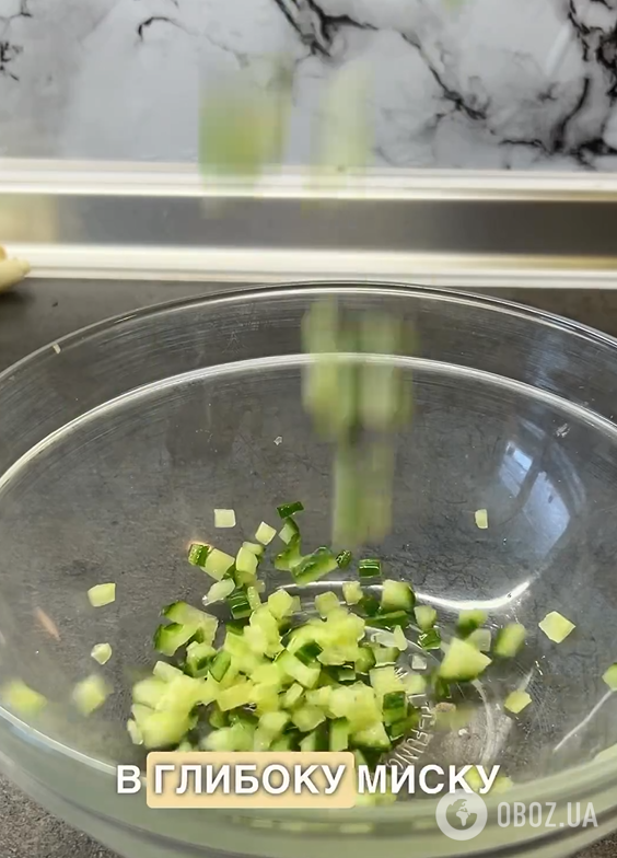 Елементарна весняна намазка з тунцем: додайте свіжий огірок та багато зеленої цибулі