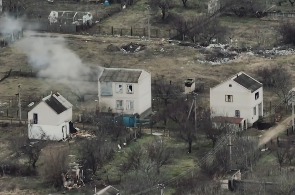 "Досить курити де попало": захисники України показали, як полюють на окупантів за допомогою дронів. Відео