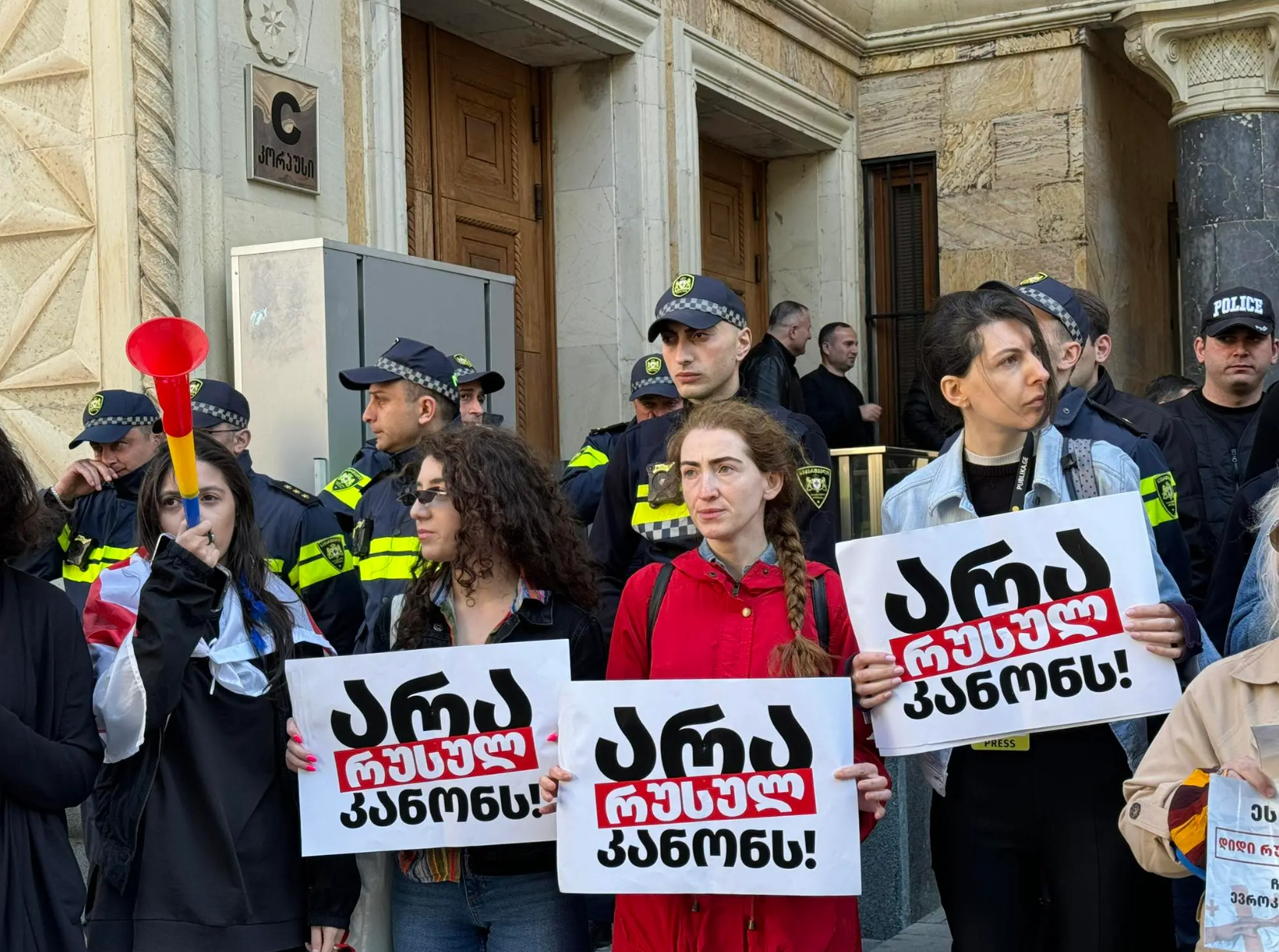 "Нет России, да Европе": в Тбилиси вспыхнули протесты против закона об "иноагентах", в парламенте произошла драка. Фото и видео