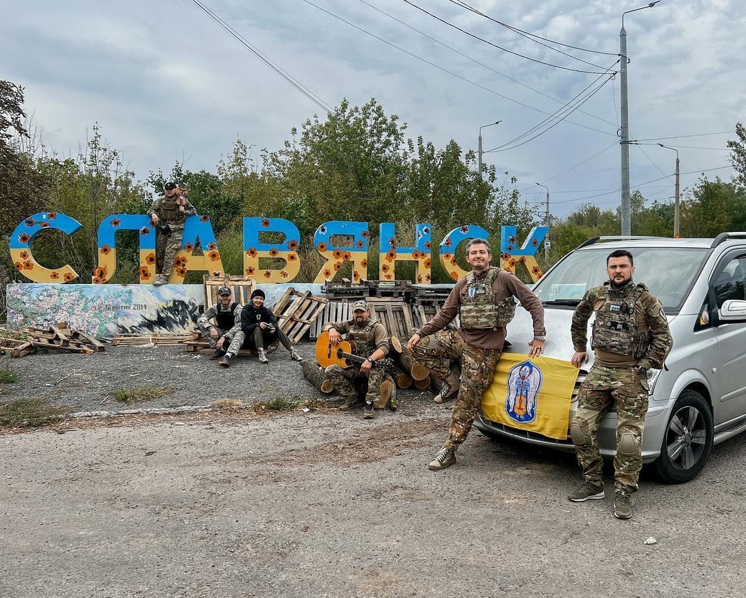 Коля Серга назвал показухой обновление стелы на въезде в Донецкую область: Украина – это не девочка с венком, она имеет шрамы и протез вместо ноги