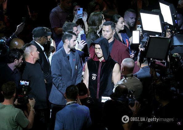 Российских непобедимых боксеров-чемпионов заставили смотреть на украинский флаг перед пресс-конференцией. Видео