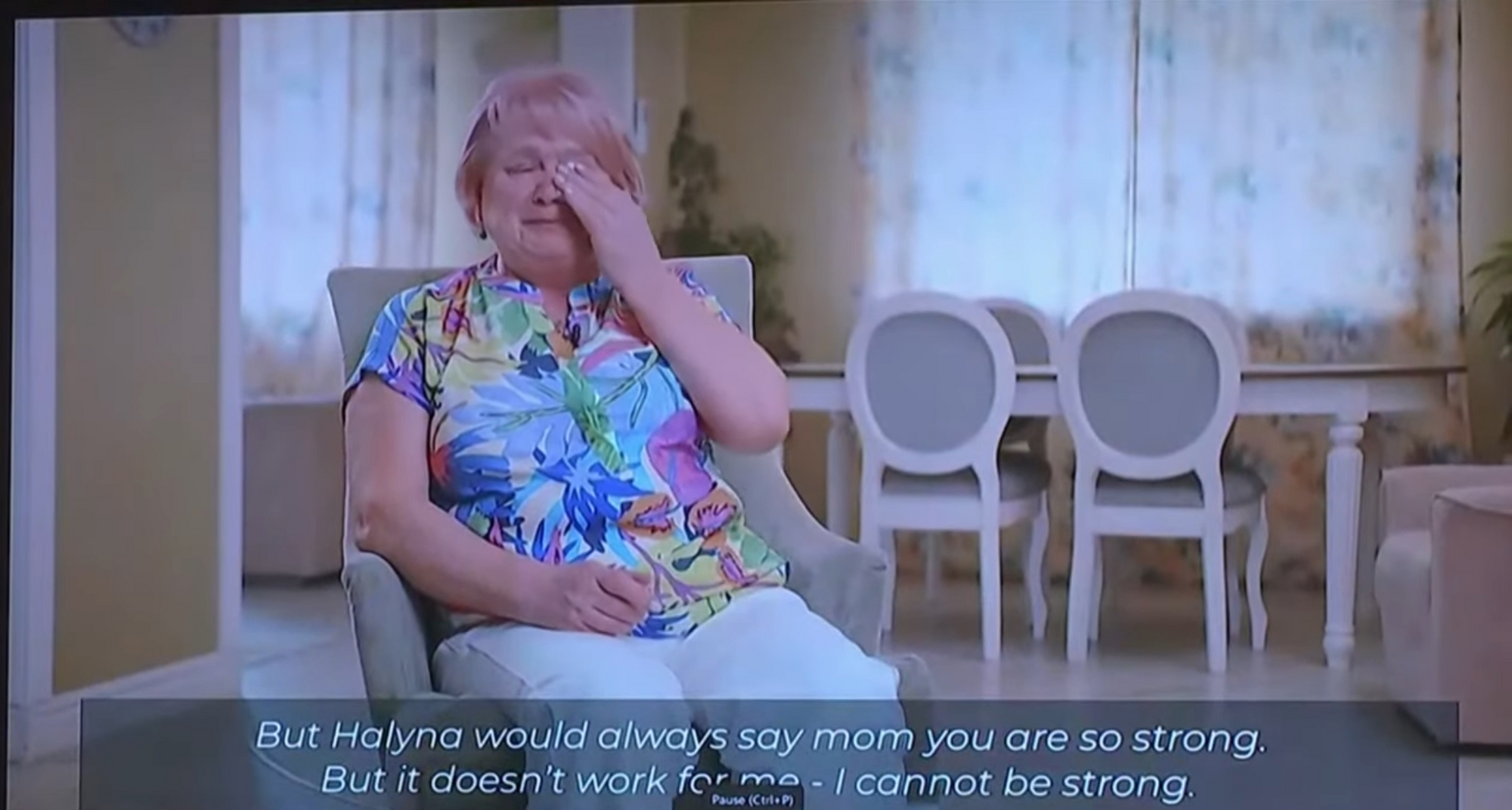 Мама українки Галини Гатчінс, яку випадково вбив Алек Болдуїн, проплакала все інтерв'ю в день суду над зброяркою "Іржі". Відео