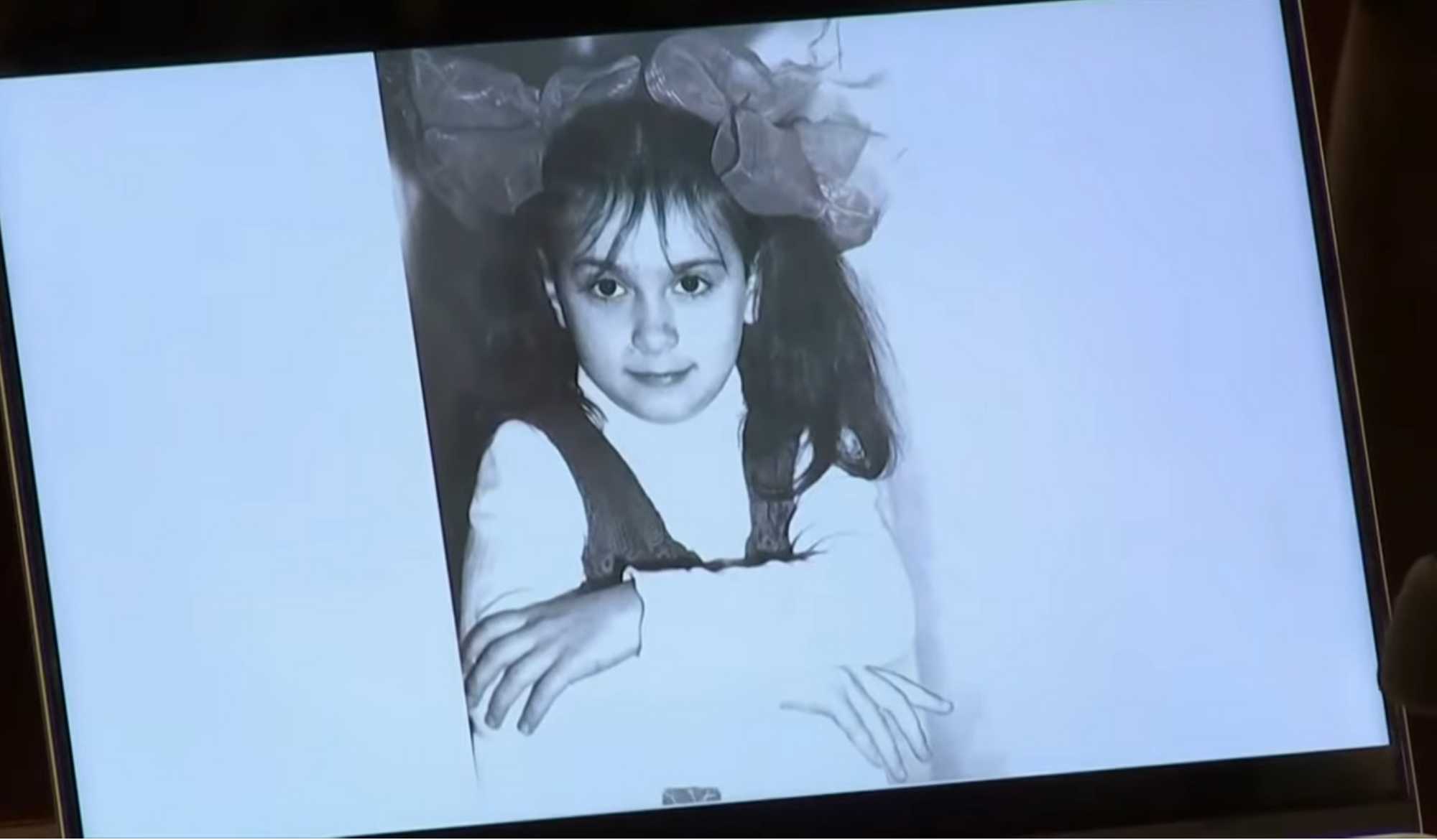 Мама украинки Галины Гатчинс, которую случайно убил Алек Болдуин, проплакала все интервью в день суда над оружейницей "Ржавчины". Видео