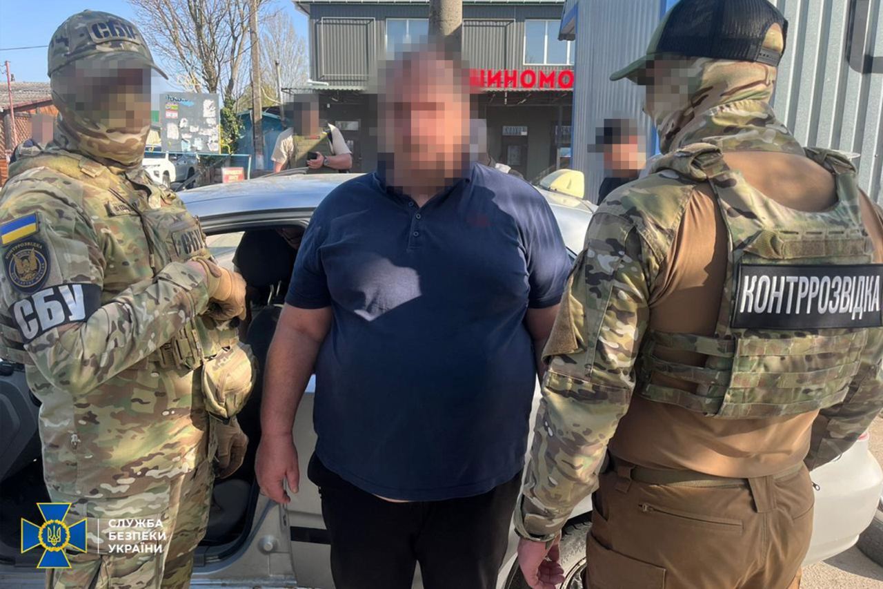 Выдавал себя за водителя такси: СБУ задержала агента РФ, который наводил дроны на локации Сил обороны и причастен к покушению на чиновника. Фото