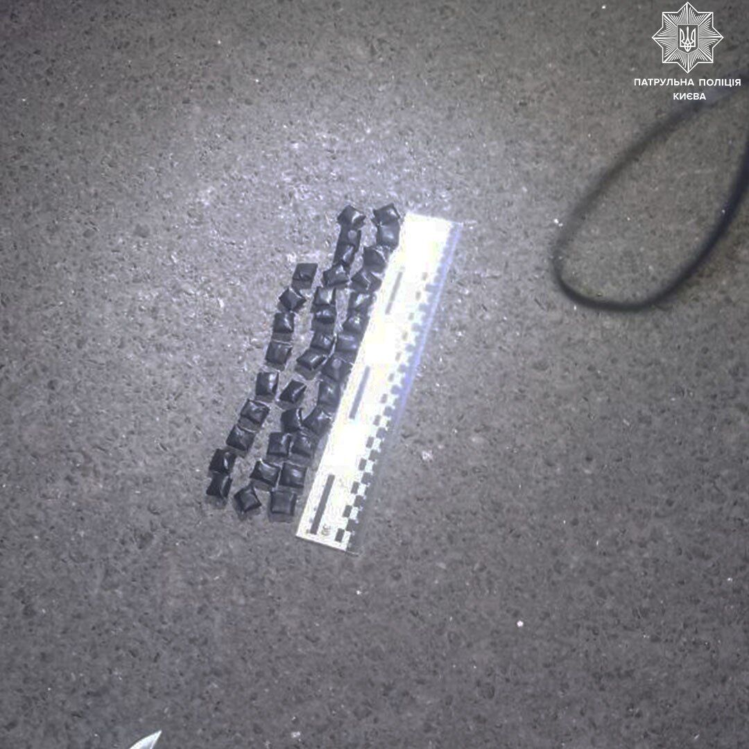Пистолет и 20 свертков с неизвестным веществом: в Киеве остановили водителя под наркотиками. Фото