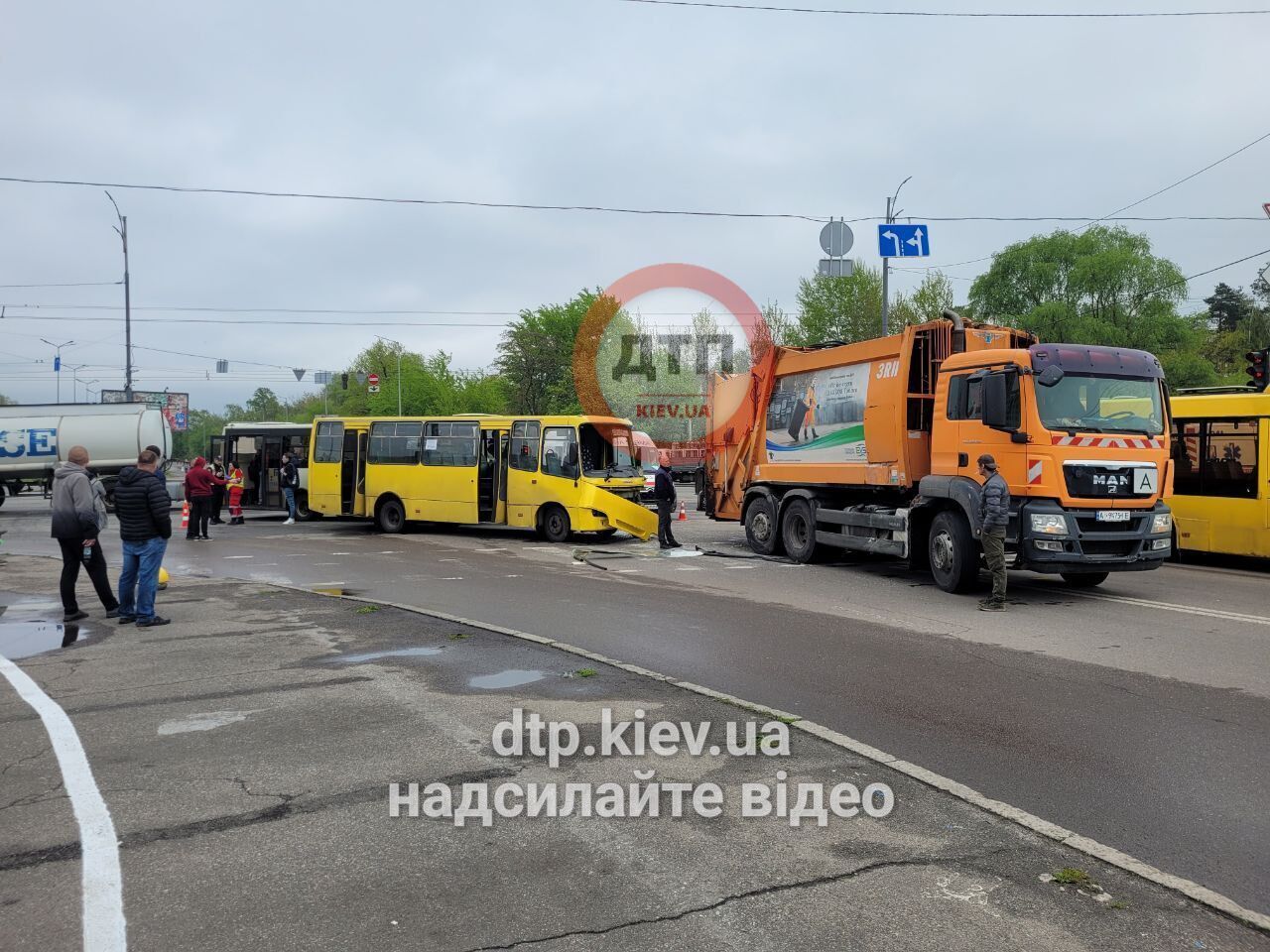 В Киеве мусоровоз протаранил две маршрутки: подробности ДТП. Фото и видео