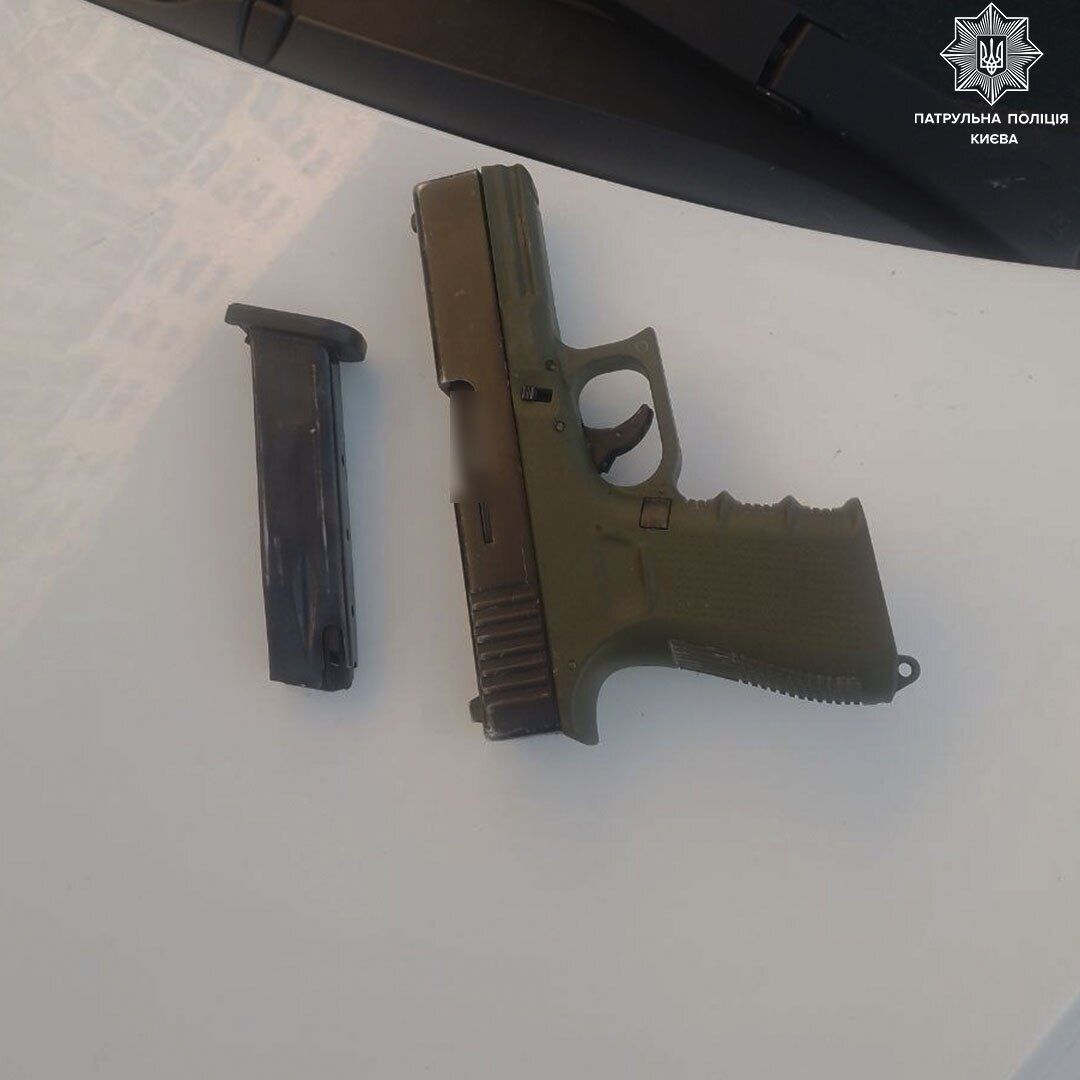 Пистолет и 20 свертков с неизвестным веществом: в Киеве остановили водителя под наркотиками. Фото