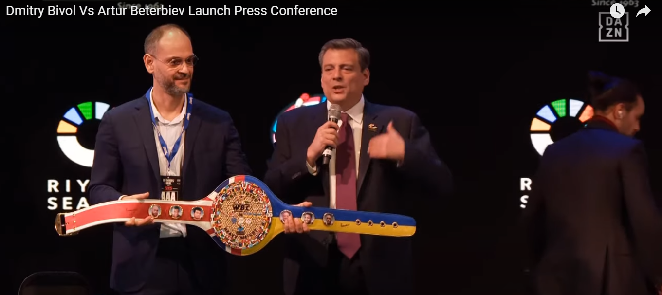 Російських непереможних боксерів-чемпіонів змусили дивитись на український прапор перед пресконференцією. Відео