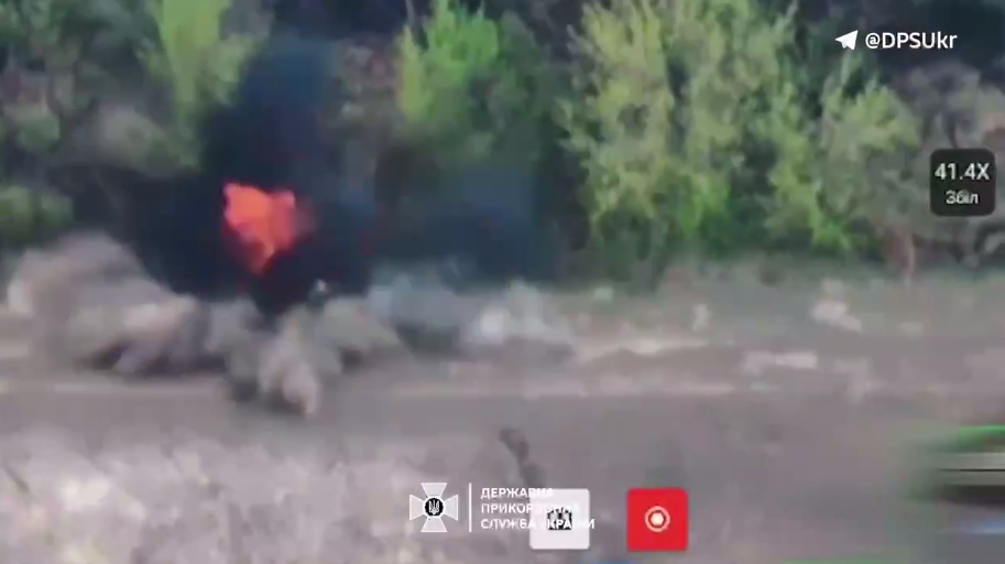 Працювали FPV-дрони: прикордонники показали знищення гармат МТ-12 "Рапіра" та бліндажа окупантів на Харківщині. Відео