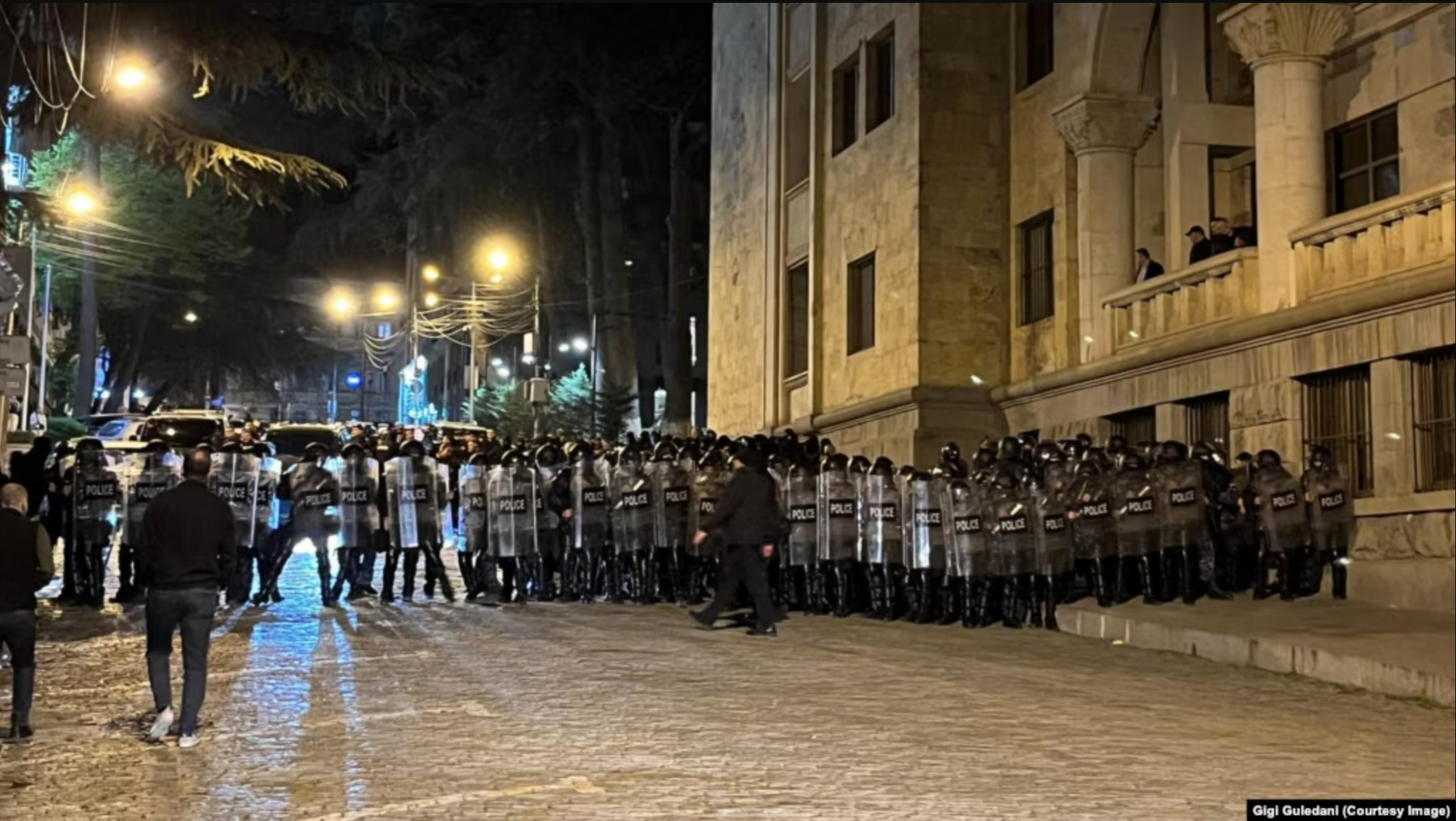 В Тбилиси полиция начала задерживать протестующих против закона об "иноагентах". Видео