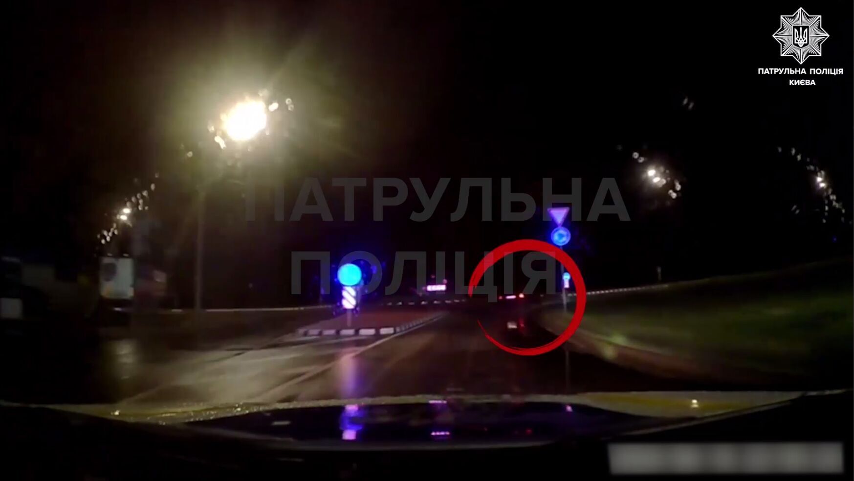 Протаранил отбойник, пытаясь скрыться: в Киеве патрульные устроили погоню за пьяным водителем. Видео