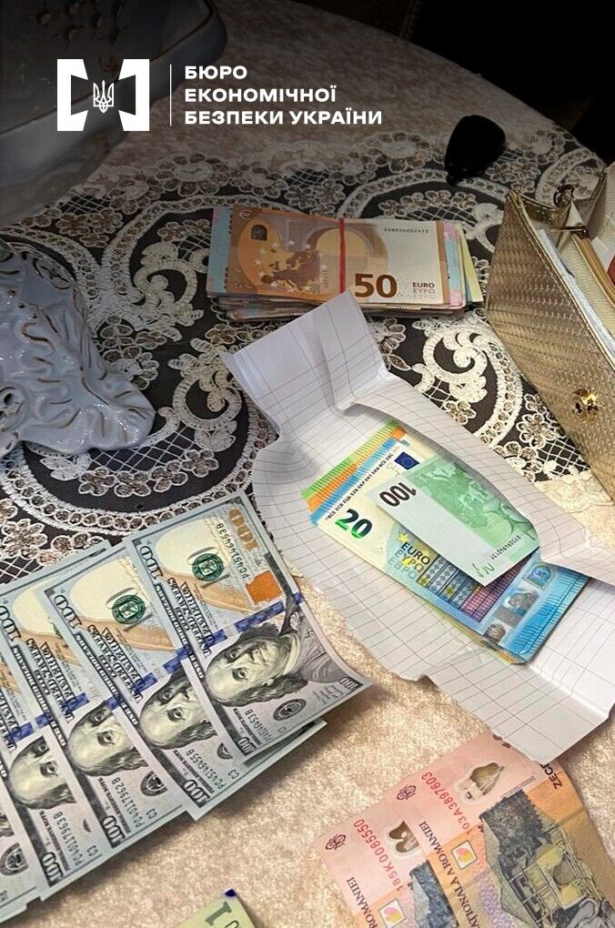 Помещенная под арест аферистка сдала в обменники фальшивых 2 100 долларов