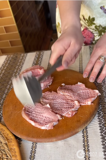 Мясо по-французски на луковой подушке: получается еще вкуснее, чем с картошкой