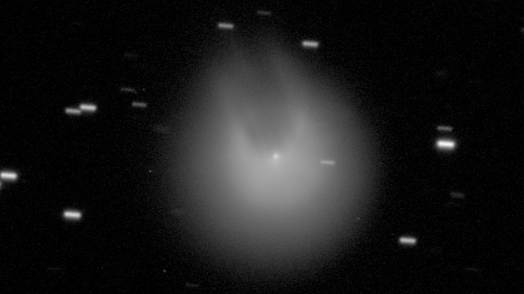 "Дьявольская" комета достигнет пика яркости над Землей: названа дата Х