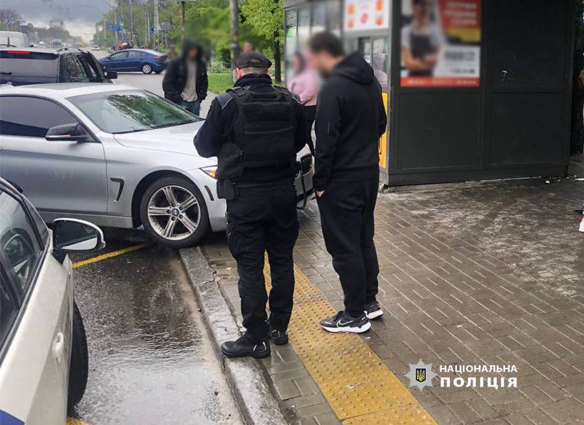 В Киеве BMW въехал в остановку общественного транспорта: пострадала военнослужащая. Фото и видео