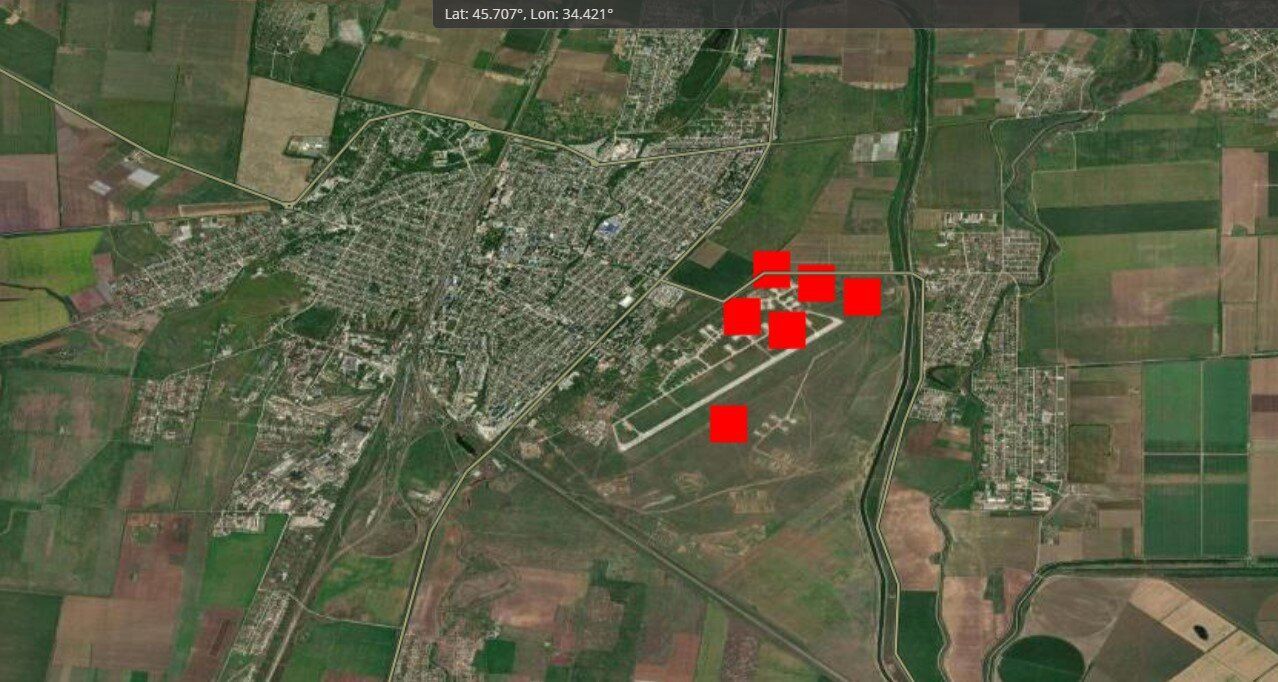 В Джанкое раздались взрывы: вспыхнул мощный пожар в районе военного аэродрома. Фото и видео