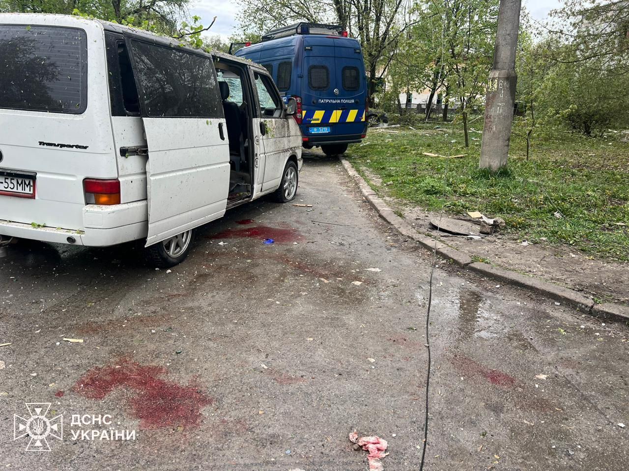 Оккупанты нанесли три удара по Чернигову: количество погибших возросло до 17, десятки раненых. Фото и видео