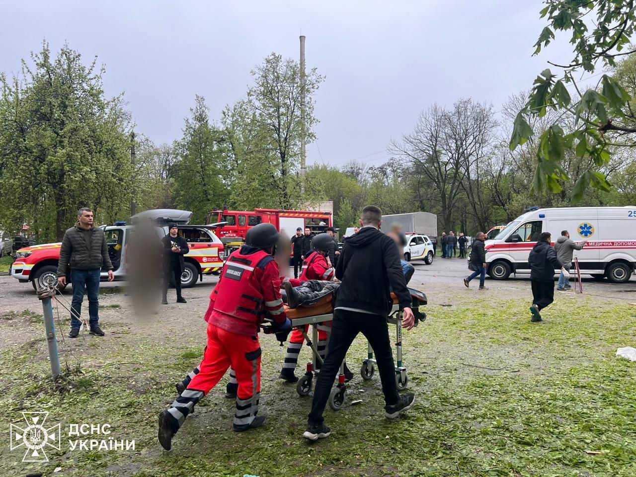 Окупанти завдали трьох ударів по Чернігову: кількість загиблих зросла до 17,  десятки поранених. Фото і відео