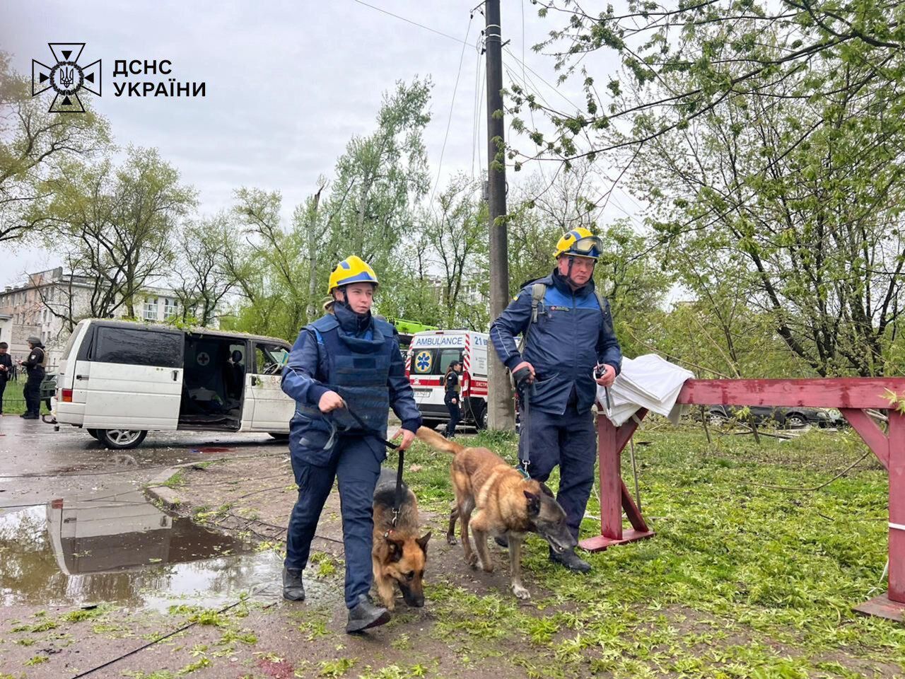Среди пострадавших в результате удара РФ по Чернигову – дети: новые подробности и видео разбора завалов