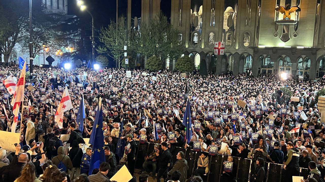 В Грузии не стихают протесты: на улицы вышли тысячи людей, требуют отменить закон об "иноагентах". Фото и видео