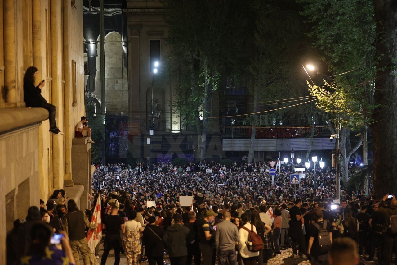 В Грузии не стихают протесты: на улицы вышли тысячи людей, требуют отменить закон об "иноагентах". Фото и видео
