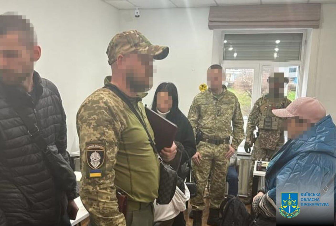 Организовали "бизнес" по легализации иностранцев в Украине: правоохранители разоблачили преступную группу. Фото