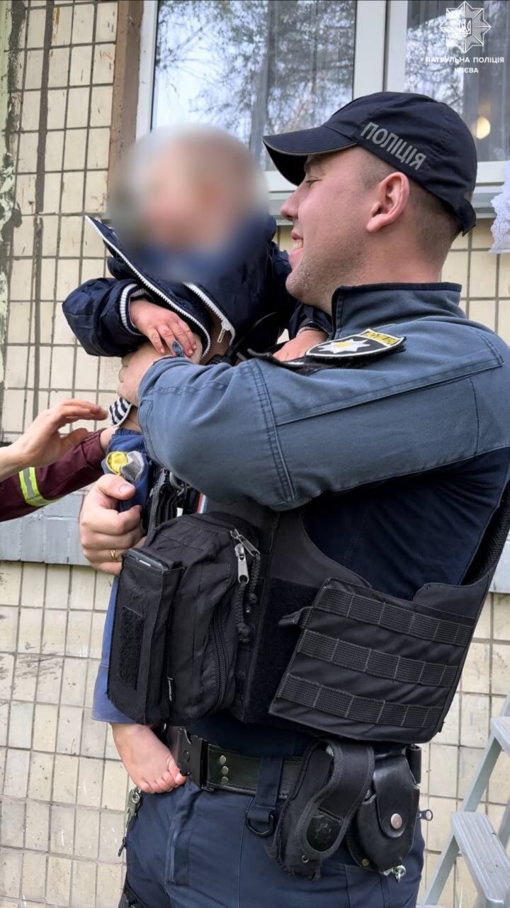 Ледь тримався за підвіконня, поки матір спала: у Києві патрульні врятували 2-річного хлопчика. Подробиці і фото