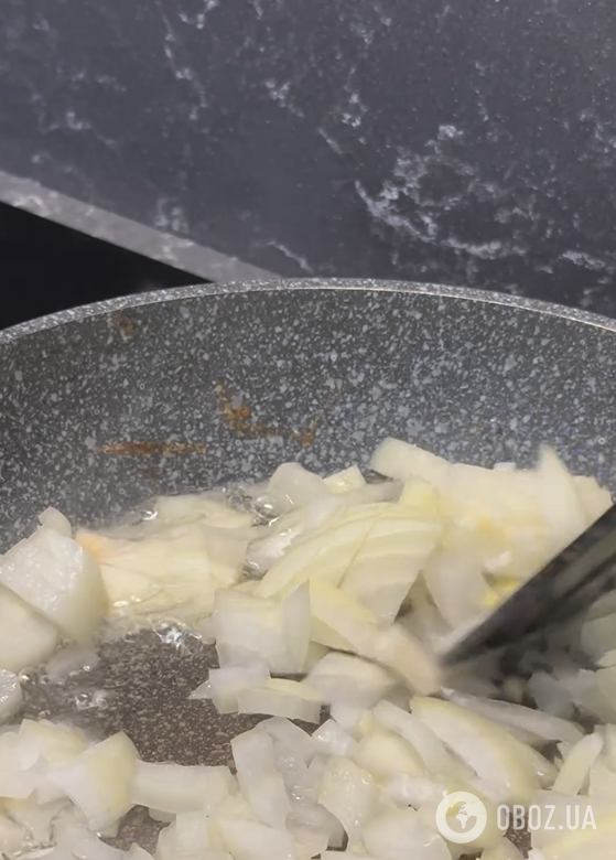 Бюджетна картопляна запіканка з солоними огірками: обов'язково приготуйте на обід