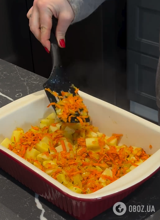 Бюджетная картофельная запеканка с солеными огурцами: обязательно приготовьте на обед