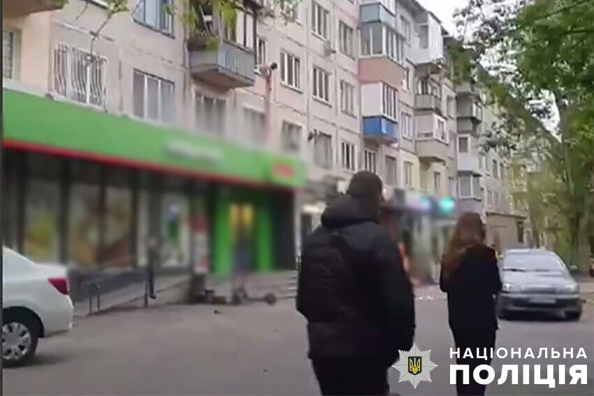 Кидався ножами в лікарів, які намагались допомогти жінці, що випала з вікна: у Києві затримали хулігана. Фото