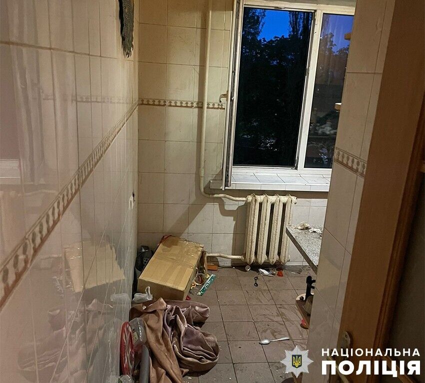 Бросался ножами во врачей, которые пытались помочь выпавшей из окна женщине: в Киеве задержали хулигана. Фото