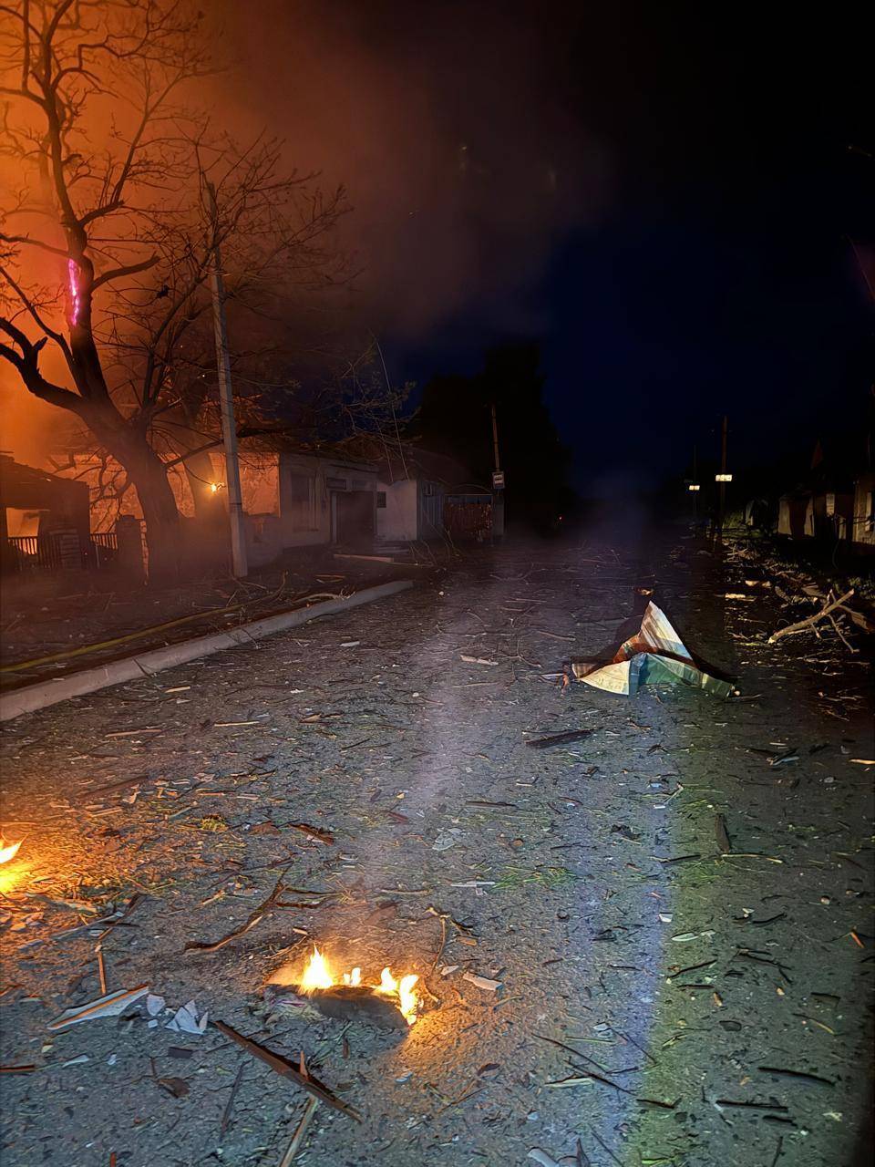 Окупанти вночі вдарили по Селидовому й Покровську на Донеччині, загинула жінка. Фото і відео