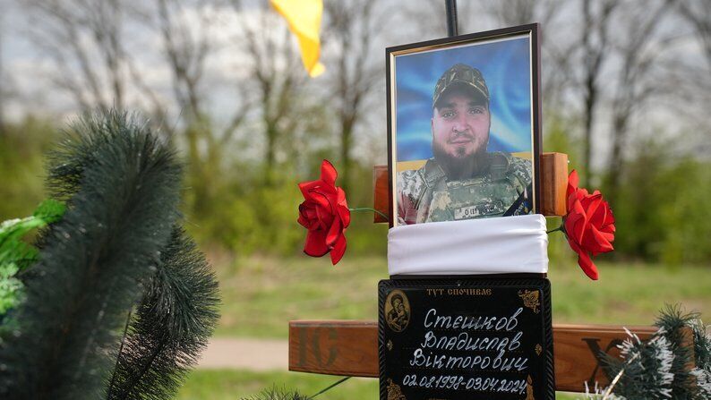 Не выдержало сердце: в Сумской области после похорон погибшего на войне сына умерла мать. Фото