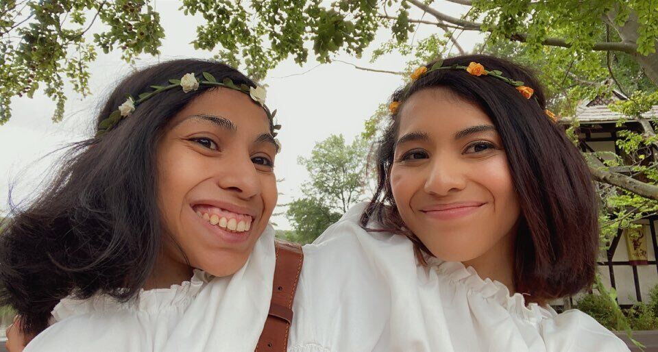 Сіамські близнючки-зірки TikTok розповіли про стосунки з чоловіками: відео Кармен і Лупіти стало вірусним