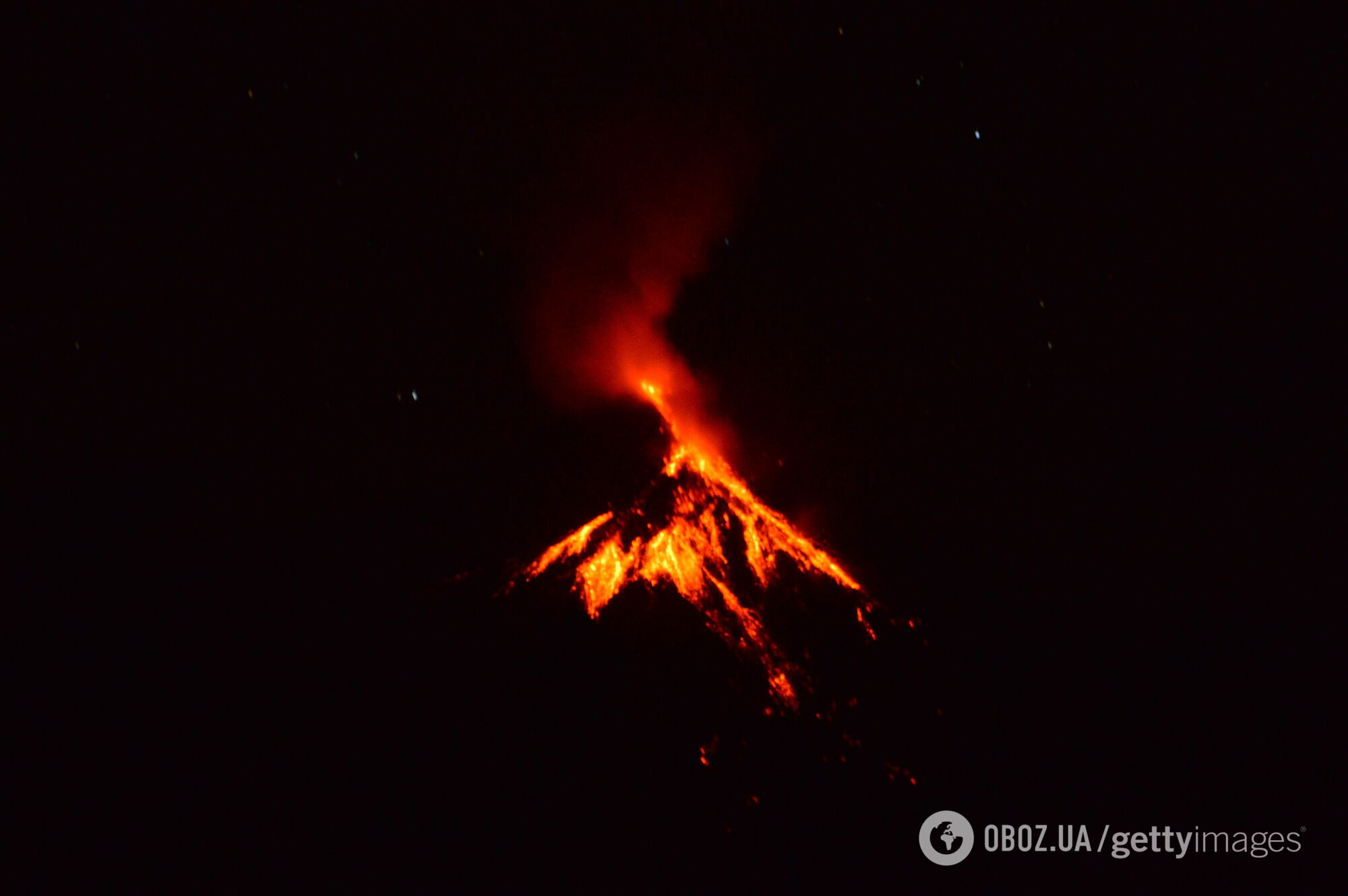 В Индонезии не на шутку разбушевался вулкан: как выглядит "огненный ад". Фото и видео
