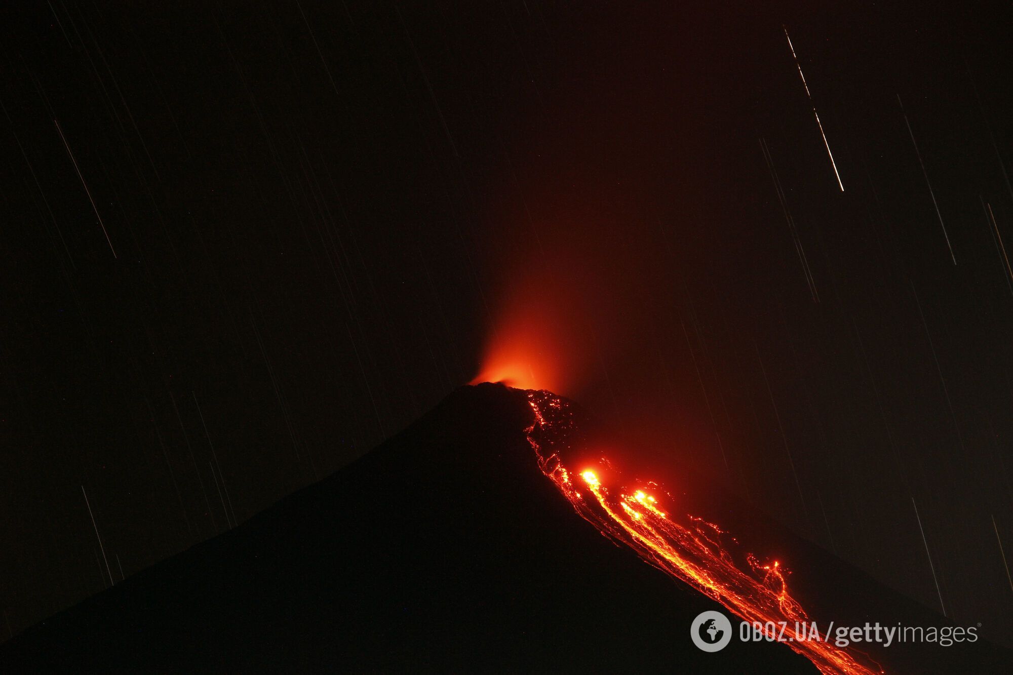 В Індонезії не на жарт розбушувався вулкан: який вигляд має "вогняне пекло". Фото і відео