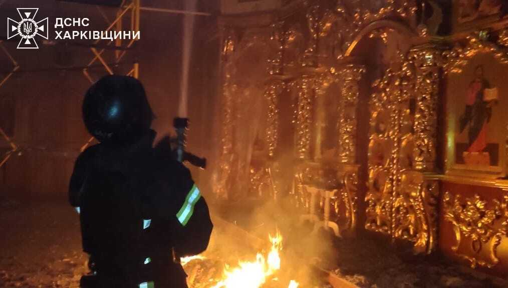 Ворог завдав масованих обстрілів по центру Вовчанська: загорілися кафе і церква. Фото