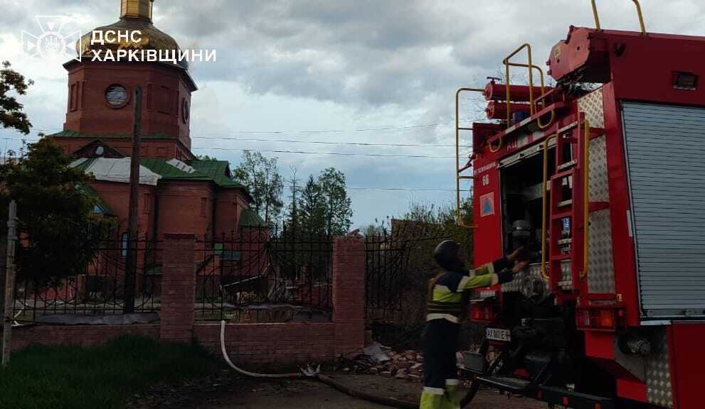 Ворог завдав масованих обстрілів по центру Вовчанська: загорілися кафе і церква. Фото